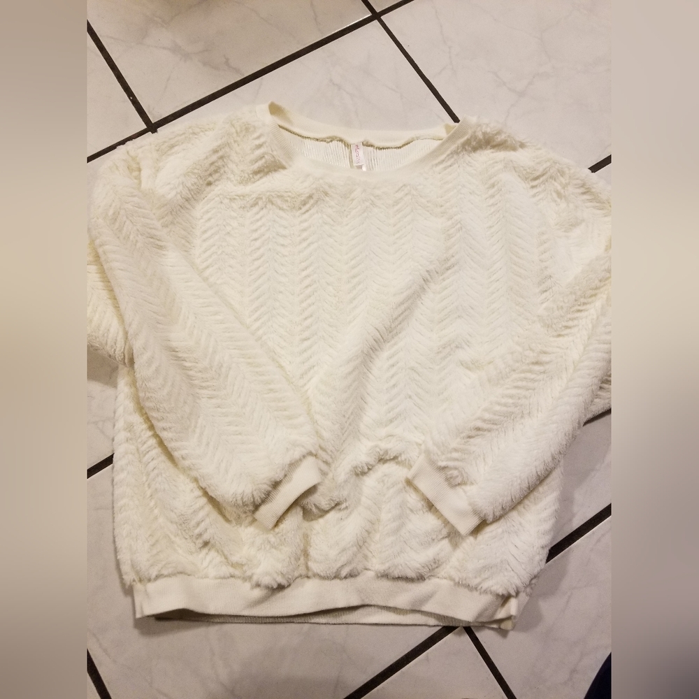 Xhilaration fluffy juniors top